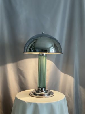 Lampe moderniste allumée