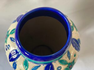 Détail du col vase Catteau fleurs bleues