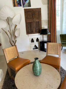 Francisque Chaleyssin, suite de 4 chaises en chêne moderniste