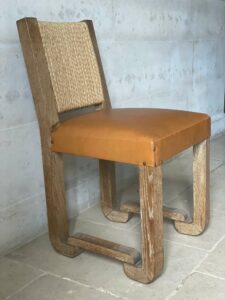 Francisque Chaleyssin, suite de 4 chaises en chêne moderniste