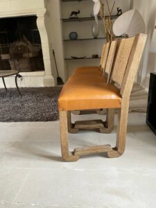 Francisque Chaleyssin, suite de 4 chaises en chêne moderniste
