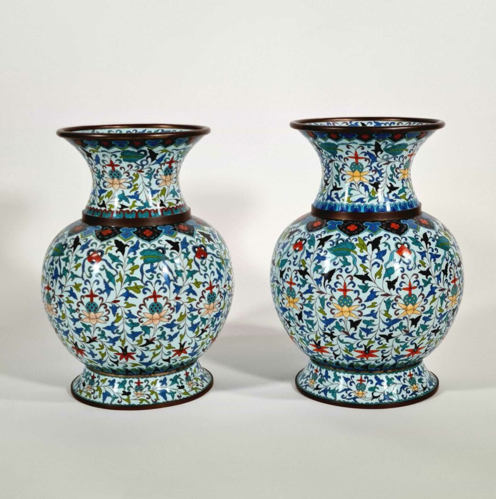Paire de vases balustres Asie XXème