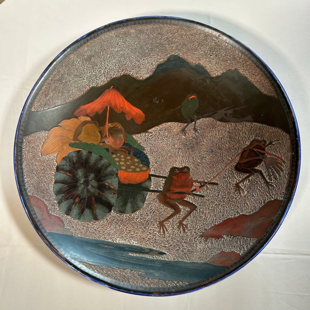 Grand plat japonais XXème à décor de grenouilles