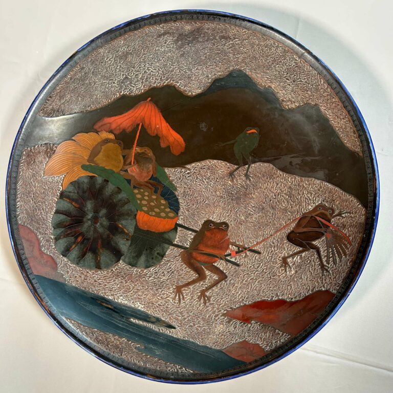 Grand plat japonais XXeme à décor de grenouilles