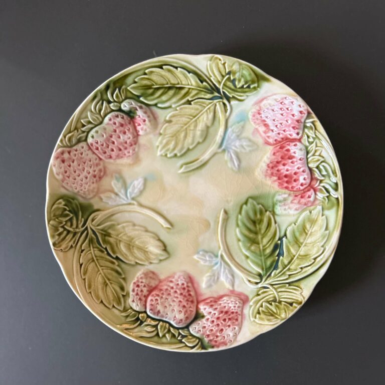 Assiettes à dessert en barbotine Onnaing décor de fraises