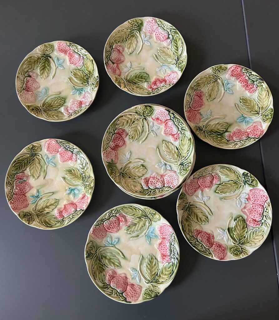Assiettes à dessert en barbotine Onnaing décor de fraises