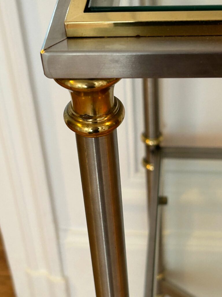 Etagère Orlandi, style Néoclassique, acier chromé et laiton, XXème